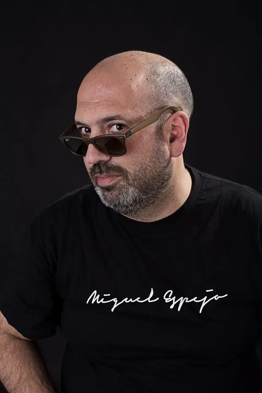 Live stand-up comedy performance at Envilo
